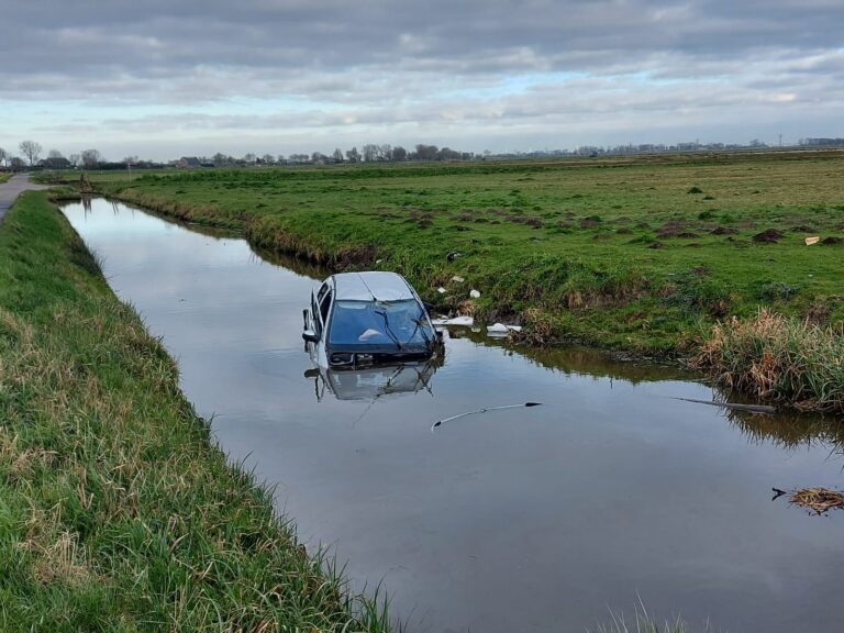 Auto belandt in water Waleweg Strijen