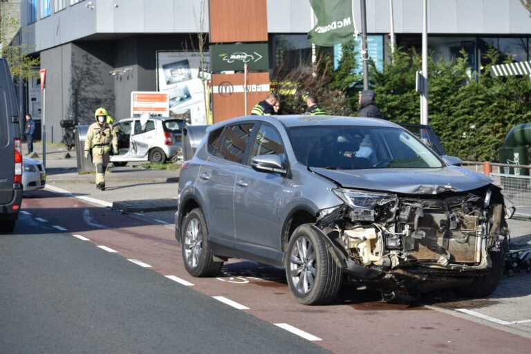 Twee gewonden bij botsing Galateestraat Rotterdam