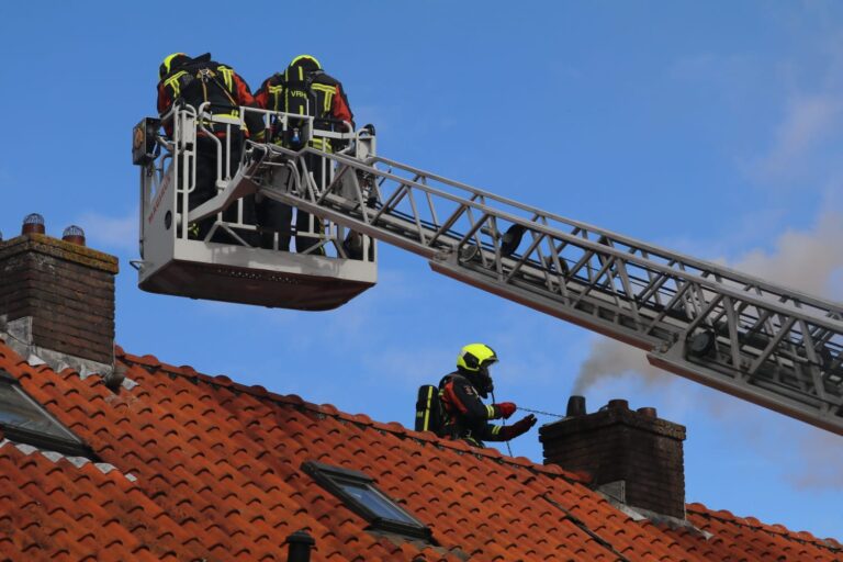 Brandweer blust schoorsteenbrand in Gouda