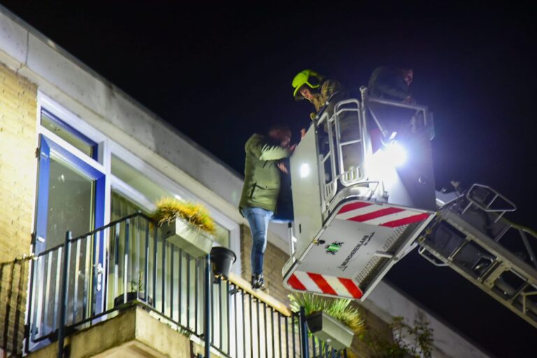 Brandweer haalt bewoners van balkon na brand in flat Schoonegge Rotterdam