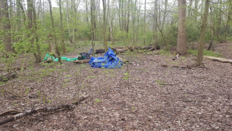 Jongeren houden coronafeestje in Schollebos Capelle aan den IJssel en laten puinhoop achter