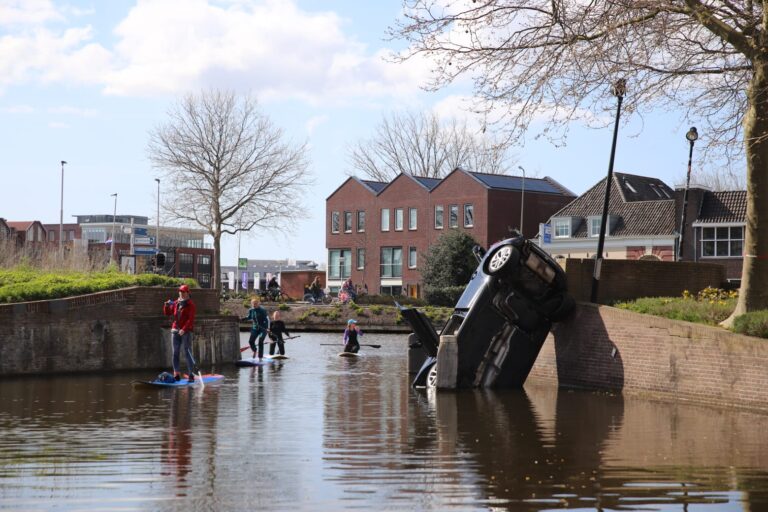 Auto belandt in gracht in Gouda