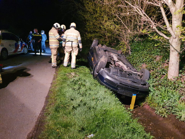 Auto met persfotograaf opzettelijk in sloot geduwd door omstanders bij autobrand