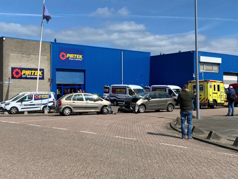 Veel schade na frontale aanrijding Schuttevaerweg Rotterdam