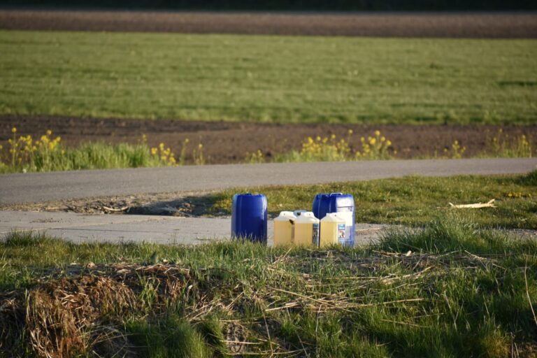 Jerrycans met vermoedelijk drugsafval gedumpt in water Bergschenhoek