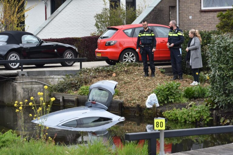 Auto te water Hoekeindseweg Bleiswijk