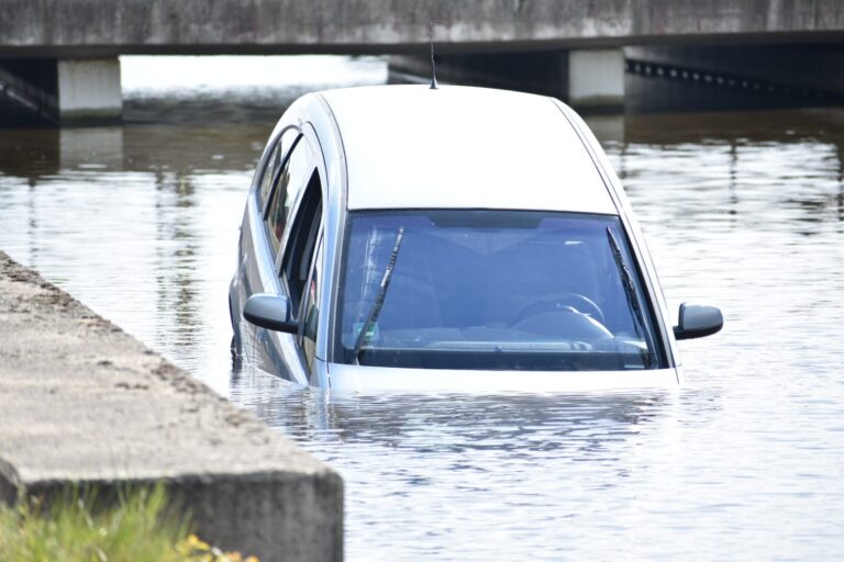 Automobilist belandt in het water langs Noordeindseweg in Berkel en Rodenrijs