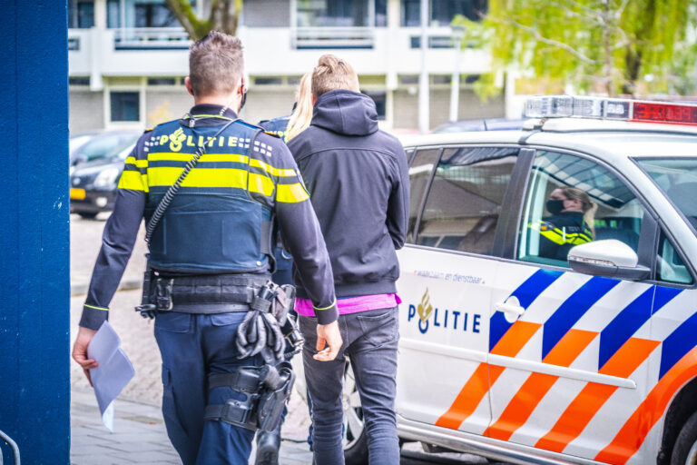 Politie houdt leerlingen aan voor vernielingen Comenius College op Kolderdag ” Ze liepen met vuurfakkels door de school”