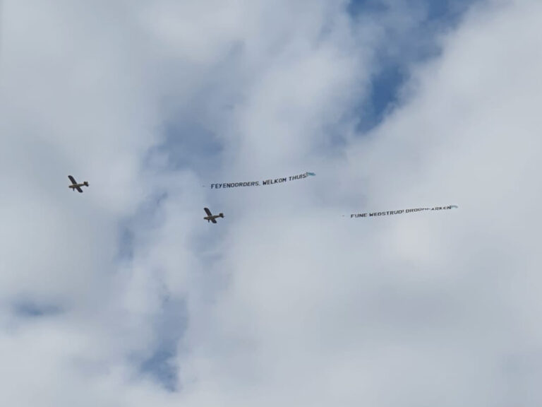Vliegtuigen boven de stad: “Feyenoorders, welkom thuis!”