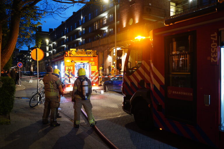 Brandweer red bewoner van balkon bij woningbrand Goudsesingel Rotterdam