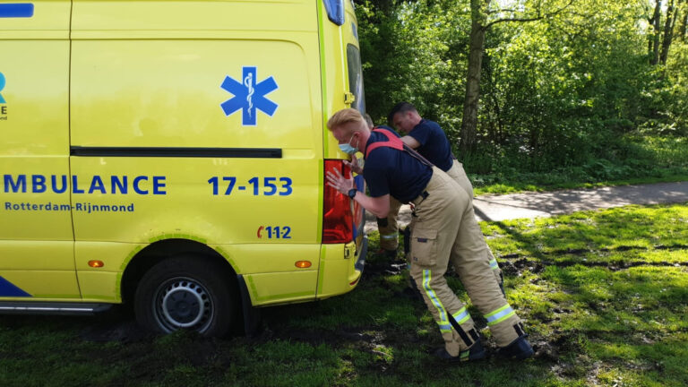 Brandweer schiet vastgereden ambulance te hulp in Schollebos