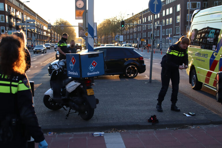 Maaltijdbezorger botst in zijkant van personenauto Pleinweg Rotterdam