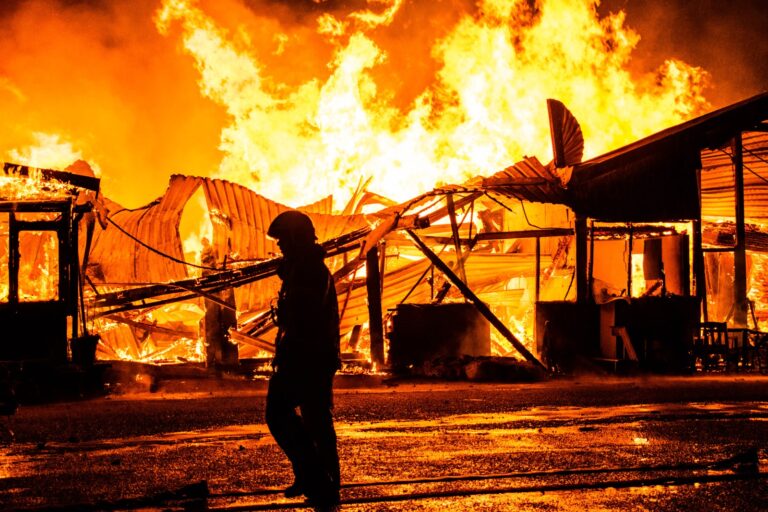 Zeer grote brand verwoest meerdere loodsen Krommedijk Zuidland