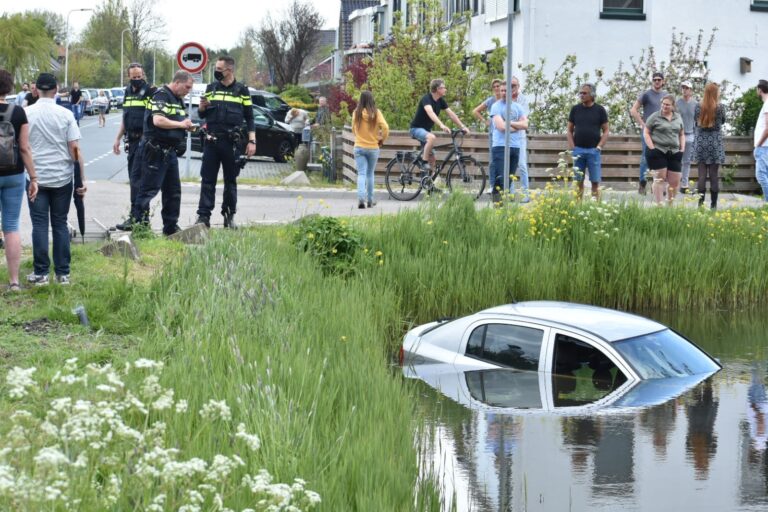 Auto raakt te water, omstanders schieten te hulp Noordersingel Berkel en Rodenrijs