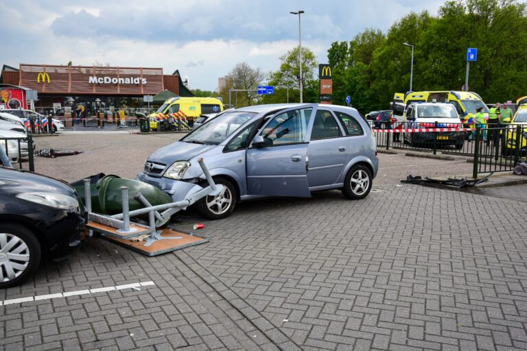 Drie gewonden nadat auto parkeerplaats op vliegt Aveling Hoogvliet