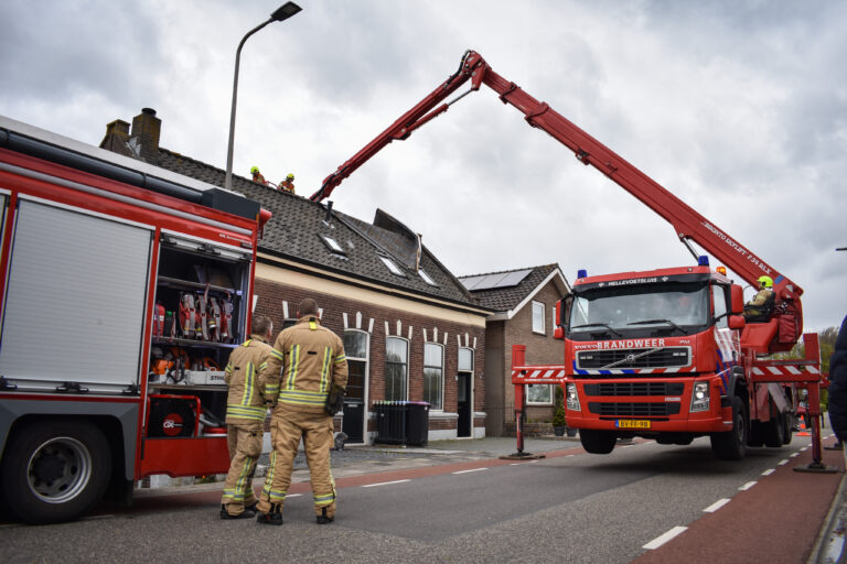 Dak vliegt van woning, eigenaar had net enkele uren de sleutel Stationsweg Zuidland