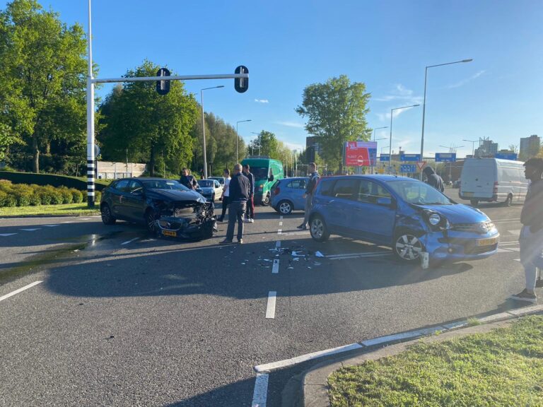 Veel schade na ongeval Burgemeester van Dijklaan Capelle aan den IJssel