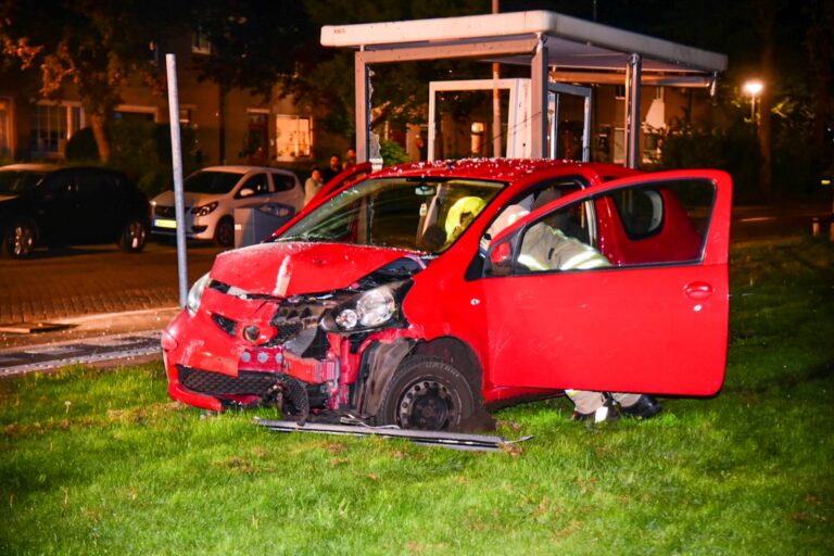 Automobilist rijdt tegen bushokje Kapershoeksweg Hoogvliet