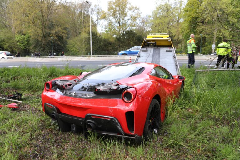 Automobilist rijdt peperdure Ferrari 488 Pista in de prak op de N44