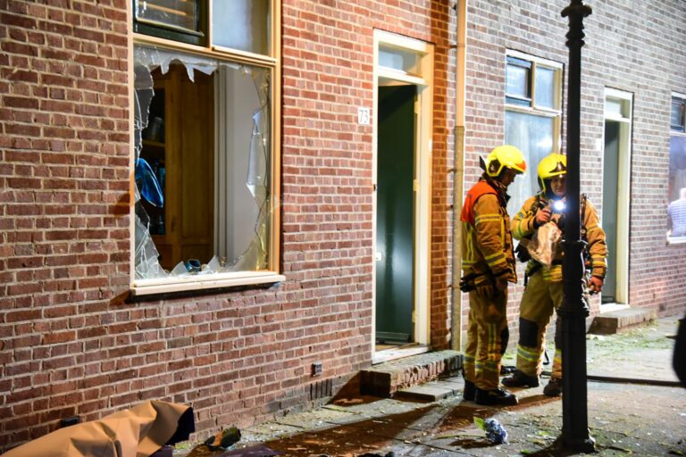 Bewoner zwaargewond na explosie in woning Schaarweide Rotterdam