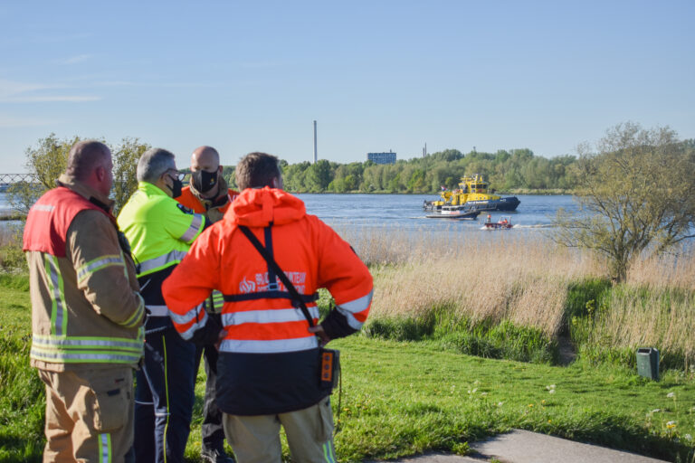 Hulpdiensten op zoek naar mogelijke drenkeling Oude Maas Spijkenisse