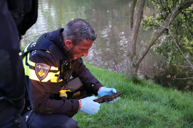 Magneetvisser vindt vuurwapen in sloot Boergoensevliet Rotterdam