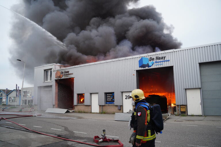 Zeer grote uitslaande brand in bedrijfsloods Van Markenweg Lekkerkerk