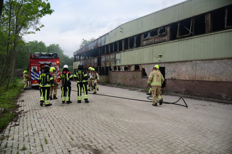 Hout in brand gestoken bij oude loods Kruisdijk Poortugaal