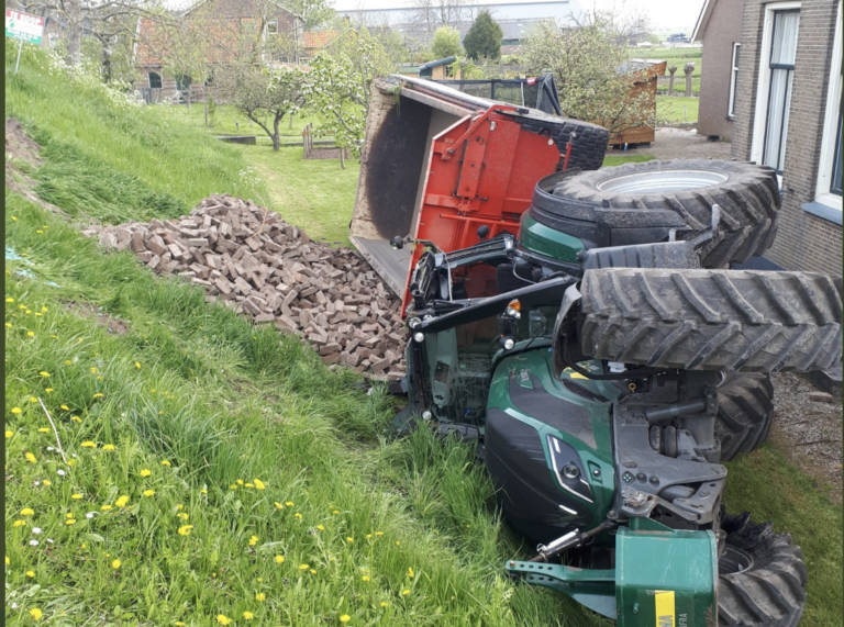 Tractor kantelt van dijk, bestuurder komt met de schrik vrij IJsseldijk-Noord Ouderkerk aan den IJssel