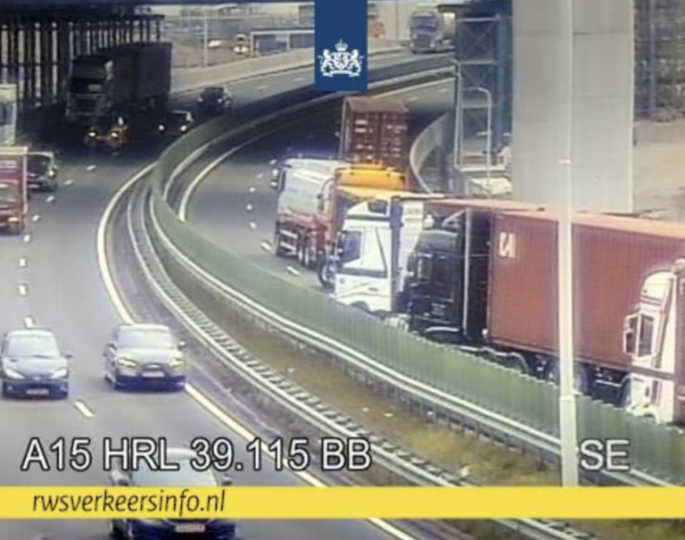 Verkeerschaos na botsing met vrachtwagen A15 Rozenburg