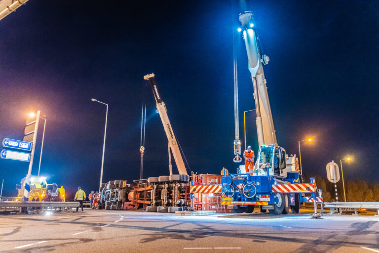 Vrachtwagen kantelt op Reewegviaduct A15 Rotterdam