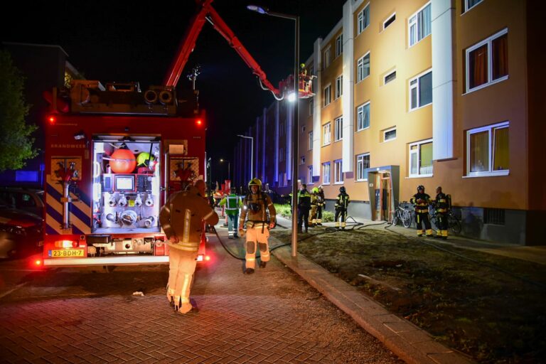 Brandweer haalt vijf mensen van balkon na explosie Tonijnstraat Hoogvliet
