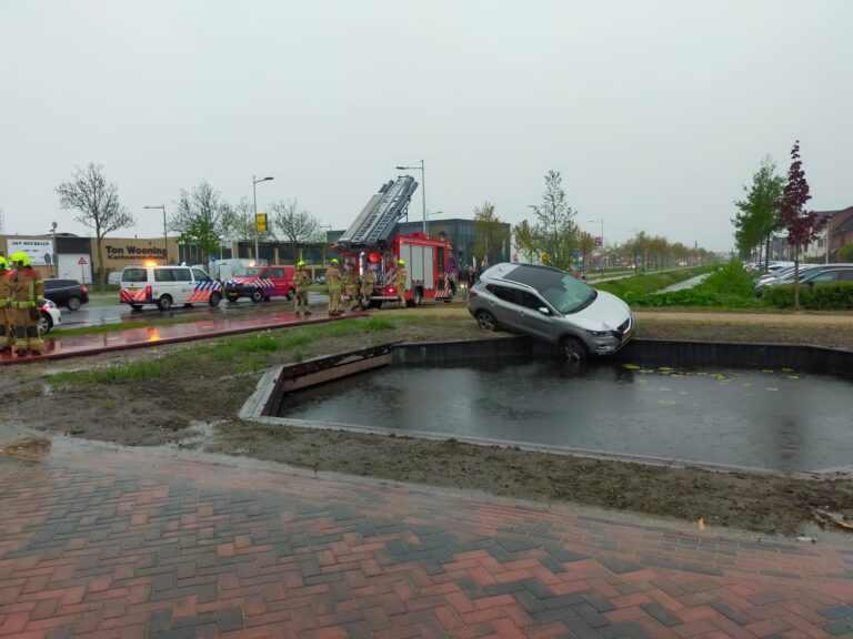 Auto net niet te water Oudelandselaan Berkel en Rodenrijs