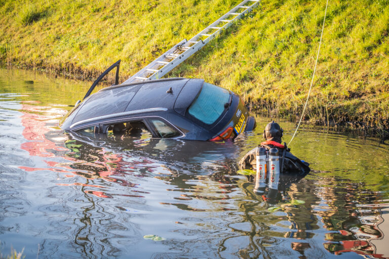 Auto raakte te water, bestuurder verdwenen Andries Fyandijk Rotterdam