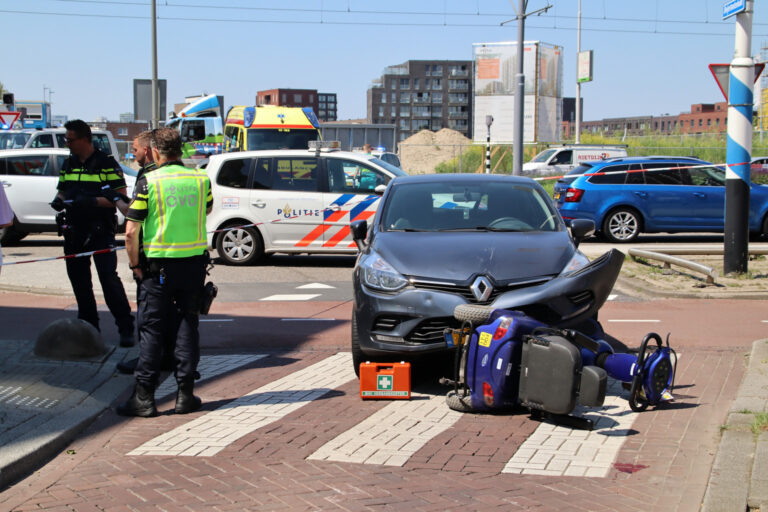Bestuurster scootmobiel gewond na aanrijding met auto Beijerlandselaan Rotterdam