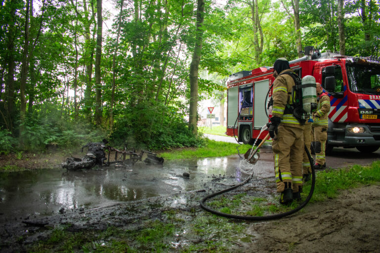 Tweewieler brand volledig uit Rondweg Abbenbroek
