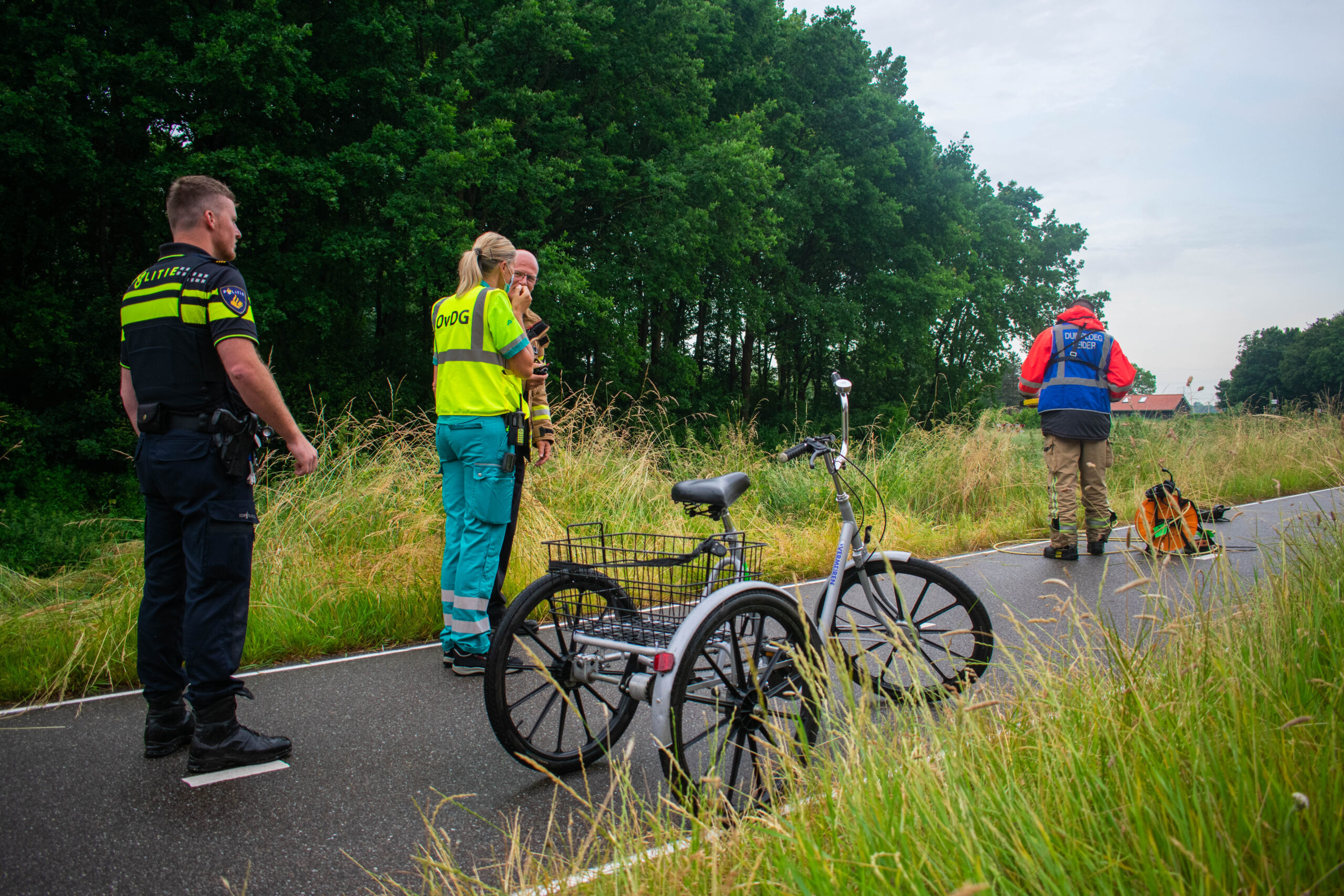 Hulpdiensten rukken massaal uit voor mogelijke persoon te water Groene Kruisweg Geervliet