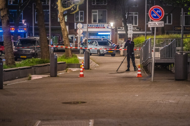 Man zwaargewond na schietpartij Benthemstraat Rotterdam (video)