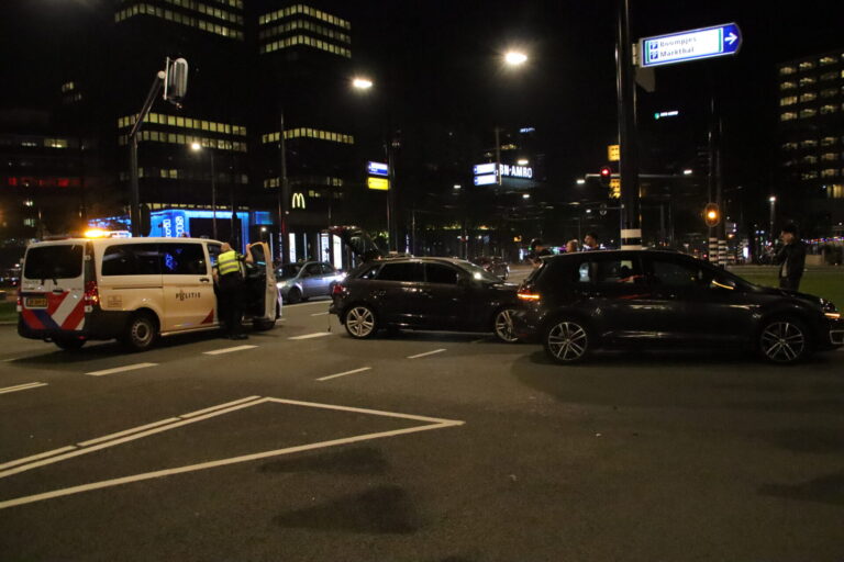 Veel schade na botsing tussen twee auto’s Schiedamsedijk Rotterdam