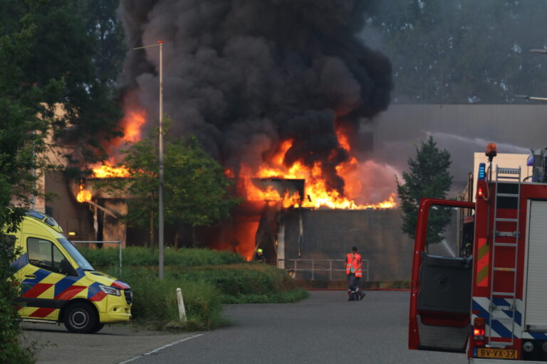 Uitslaande brand bedrijfsloods Groenland Kip Beneluxweg Bodegraven