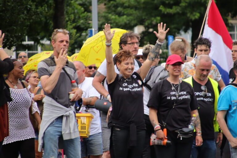 Demonstratie tegen de Coronamaatregelen op Rotterdam-Zuid