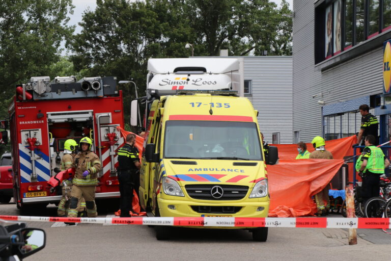 Man (80) komt onder vrachtwagen en raakt zwaargewond Jacques Dutilhweg Rotterdam