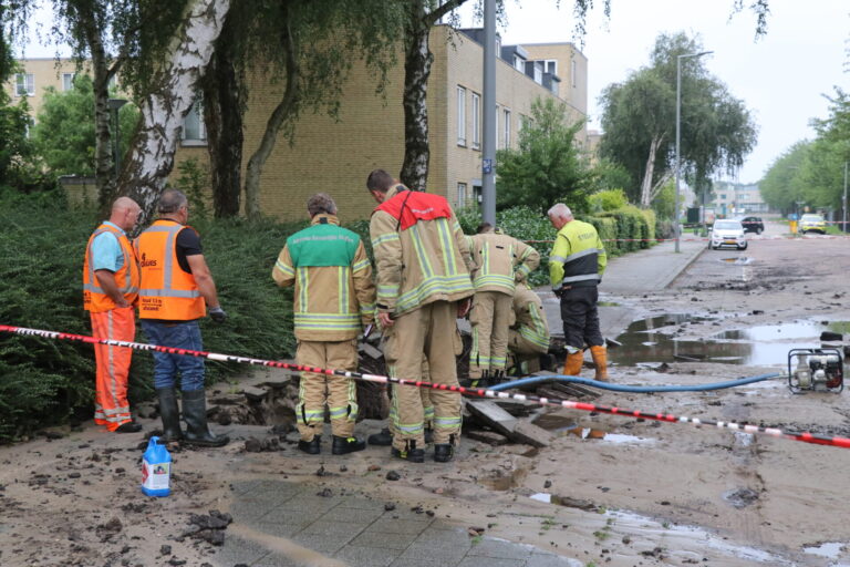 Woningen uren zonder water na leidingbreuk Michelangelostraat Rotterdam