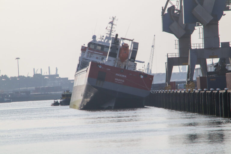 Schip op kapseizen door problemen met ballasttanks Dodewaardstraat Rotterdam