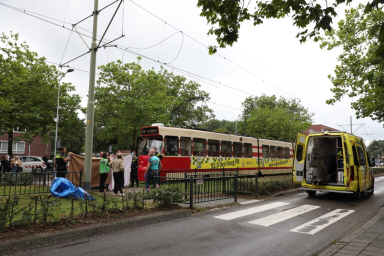 Man (82) overleden na aanrijding met tram Monseigneur van Steelaan Den Haag