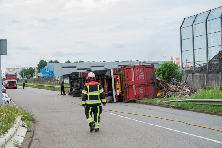 Hulpdiensten rukken groot uit voor gekantelde vrachtwagen Quebecstraat Botlek Rotterdam