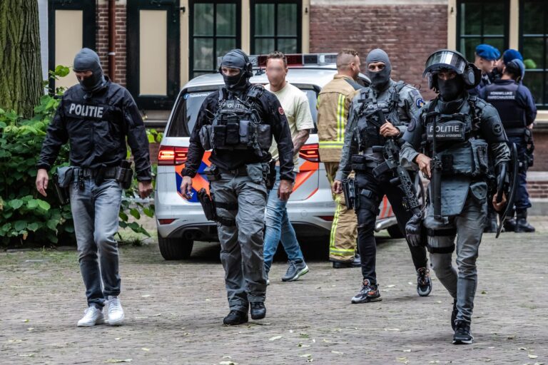 Verwarde man opgepakt die zichzelf op het Binnenhof in Den Haag in brand wilde steken