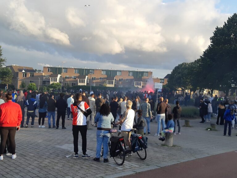 Honderden mensen lopen mee in stille tocht voor doodgestoken Daan (27) in Rotterdam Zevenkamp