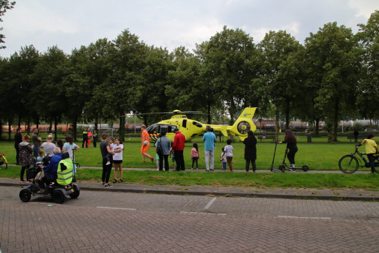 Traumahelikopter trekt veel bekijks in Rotterdam-Hillesluis