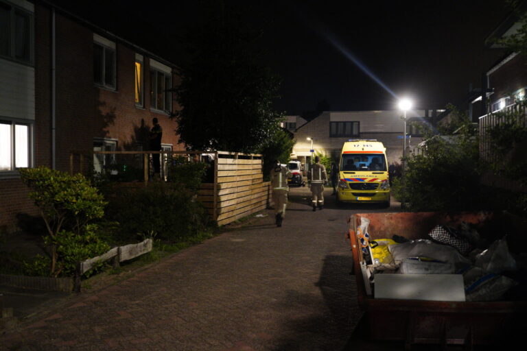 Brandweer breekt deur open voor ambulancedienst Stoelendans Capelle aan den IJssel
